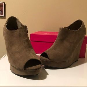 BROWN WEDGES